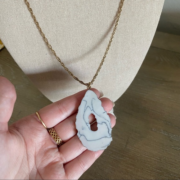Altar’d State gold chain & white marble geode pendant necklace - Picture 2 of 7